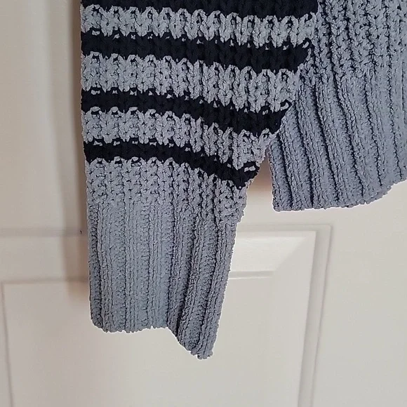 Wonderly women's long sleeved Mockneck Sweater. Blue, medium, NWT. - Picture 6 of 9